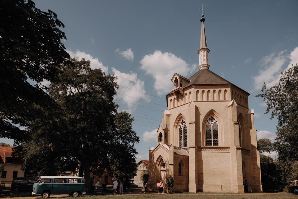 Hochzeit in der alten neuendorfer Kirche in Potsdam mit Paarfotos im outlet b5 center bei five guys und einem Bulli in den Scheunen in kremmen hochzeitsfotograf berlin