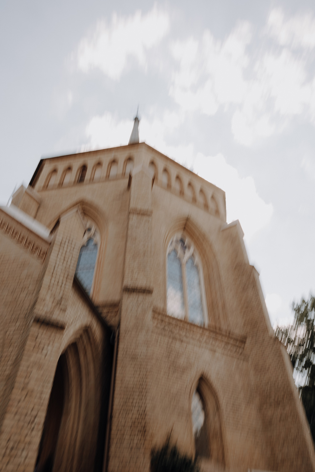 Hochzeit in der alten neuendorfer Kirche in Potsdam mit Paarfotos im outlet b5 center bei five guys und einem Bulli in den Scheunen in kremmen hochzeitsfotograf berlin