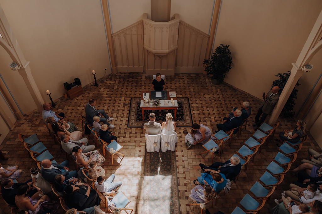 Hochzeit in der alten neuendorfer Kirche in Potsdam mit Paarfotos im outlet b5 center bei five guys und einem Bulli in den Scheunen in kremmen hochzeitsfotograf berlin