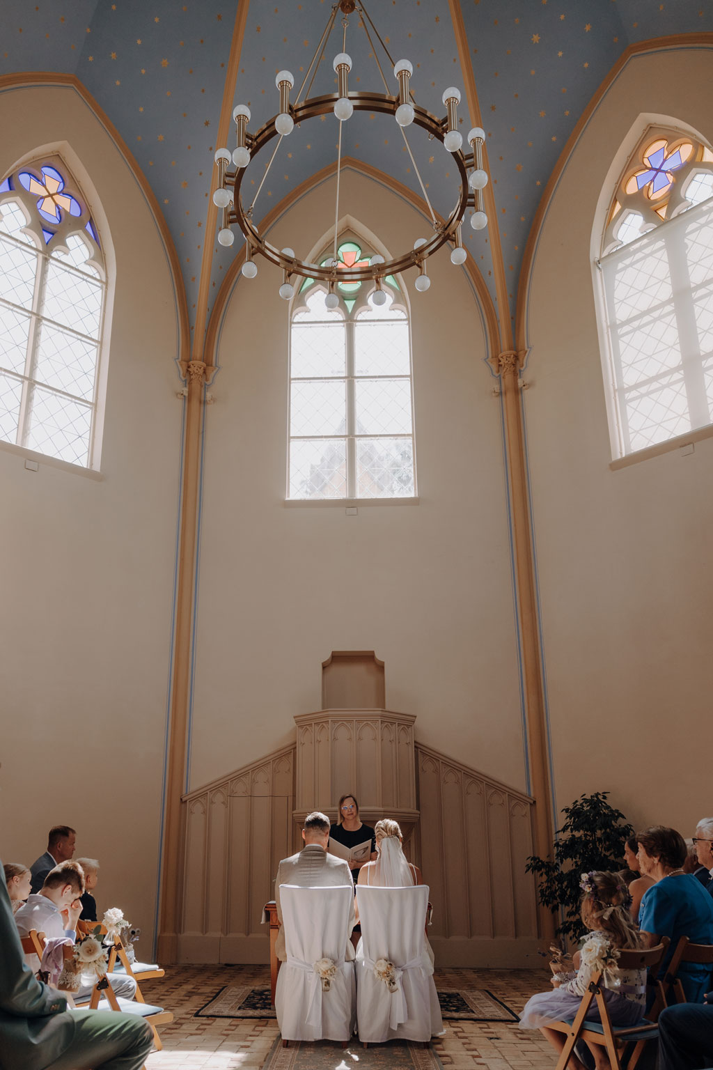 Hochzeit in der alten neuendorfer Kirche in Potsdam mit Paarfotos im outlet b5 center bei five guys und einem Bulli in den Scheunen in kremmen hochzeitsfotograf berlin