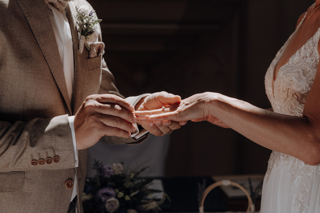 Hochzeit in der alten neuendorfer Kirche in Potsdam mit Paarfotos im outlet b5 center bei five guys und einem Bulli in den Scheunen in kremmen hochzeitsfotograf berlin