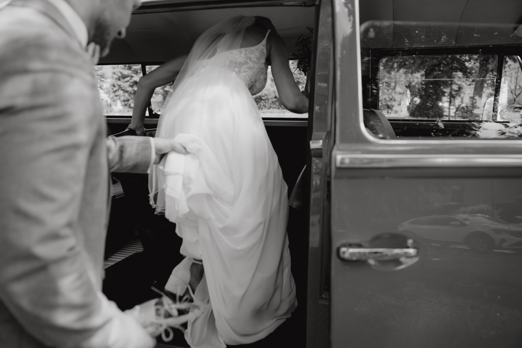 Hochzeit in der alten neuendorfer Kirche in Potsdam mit Paarfotos im outlet b5 center bei five guys und einem Bulli in den Scheunen in kremmen hochzeitsfotograf berlin