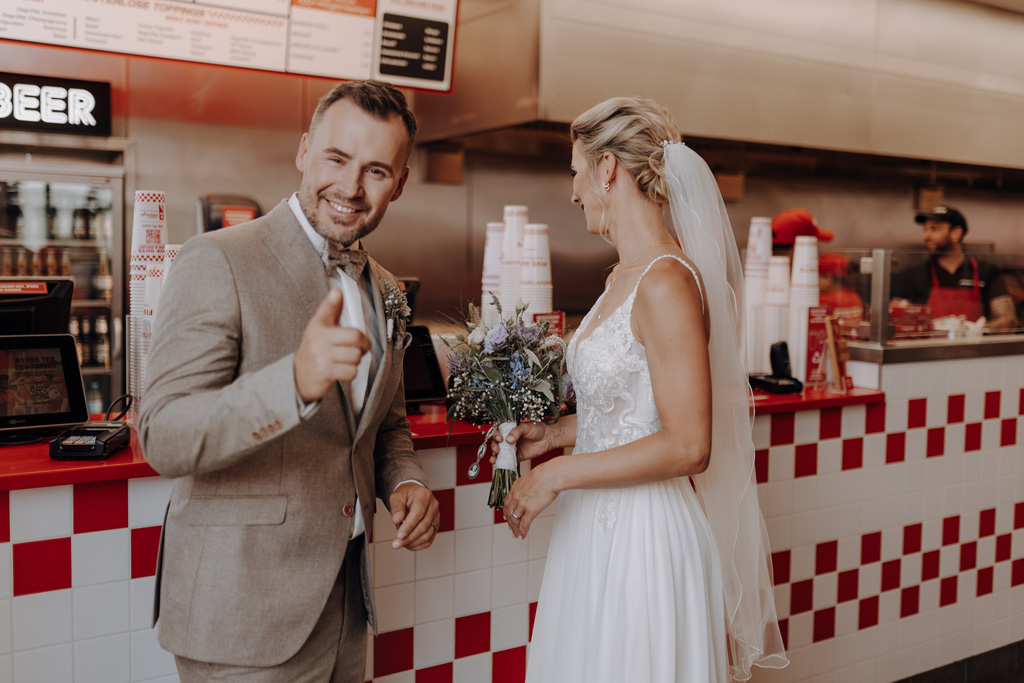 Hochzeit in der alten neuendorfer Kirche in Potsdam mit Paarfotos im outlet b5 center bei five guys und einem Bulli in den Scheunen in kremmen hochzeitsfotograf berlin