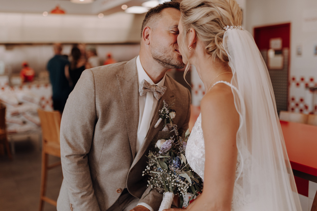 Hochzeit in der alten neuendorfer Kirche in Potsdam mit Paarfotos im outlet b5 center bei five guys und einem Bulli in den Scheunen in kremmen hochzeitsfotograf berlin