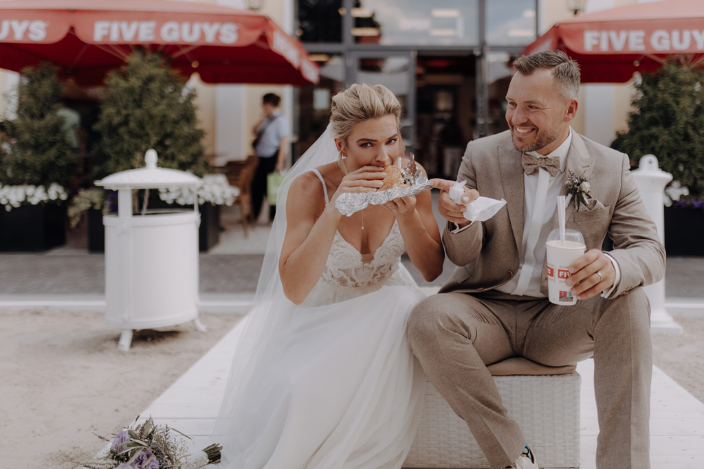 Hochzeit in der alten neuendorfer Kirche in Potsdam mit Paarfotos im outlet b5 center bei five guys und einem Bulli in den Scheunen in kremmen hochzeitsfotograf berlin