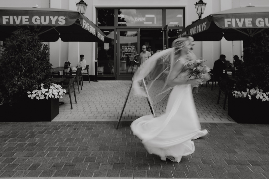 Hochzeit in der alten neuendorfer Kirche in Potsdam mit Paarfotos im outlet b5 center bei five guys und einem Bulli in den Scheunen in kremmen hochzeitsfotograf berlin