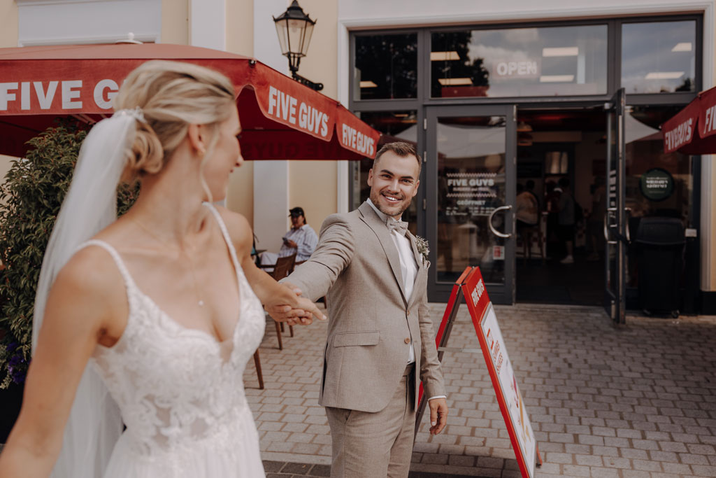 Hochzeit in der alten neuendorfer Kirche in Potsdam mit Paarfotos im outlet b5 center bei five guys und einem Bulli in den Scheunen in kremmen hochzeitsfotograf berlin