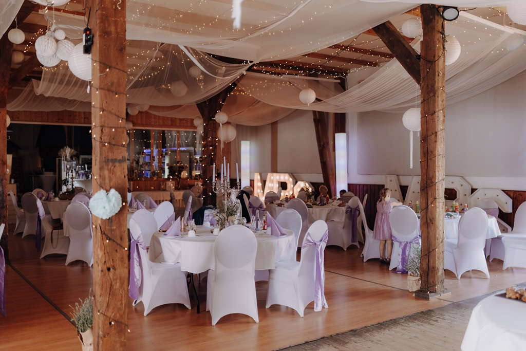 Hochzeit in der alten neuendorfer Kirche in Potsdam mit Paarfotos im outlet b5 center bei five guys und einem Bulli in den Scheunen in kremmen hochzeitsfotograf berlin