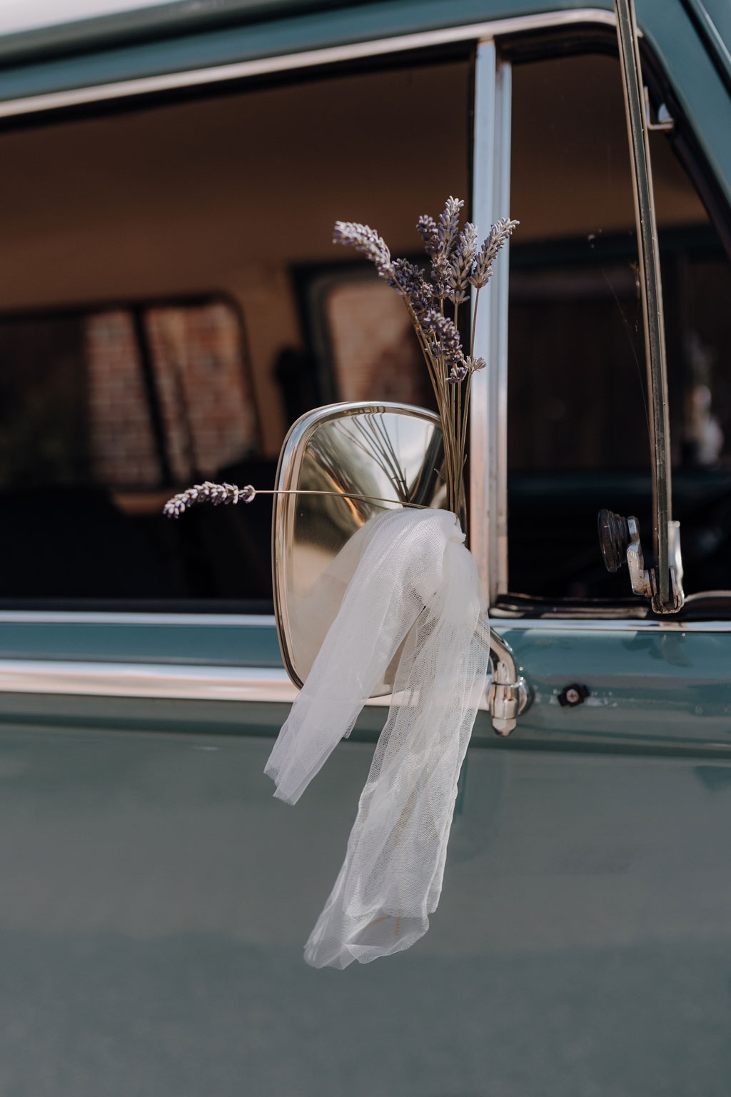 Hochzeit in der alten neuendorfer Kirche in Potsdam mit Paarfotos im outlet b5 center bei five guys und einem Bulli in den Scheunen in kremmen hochzeitsfotograf berlin