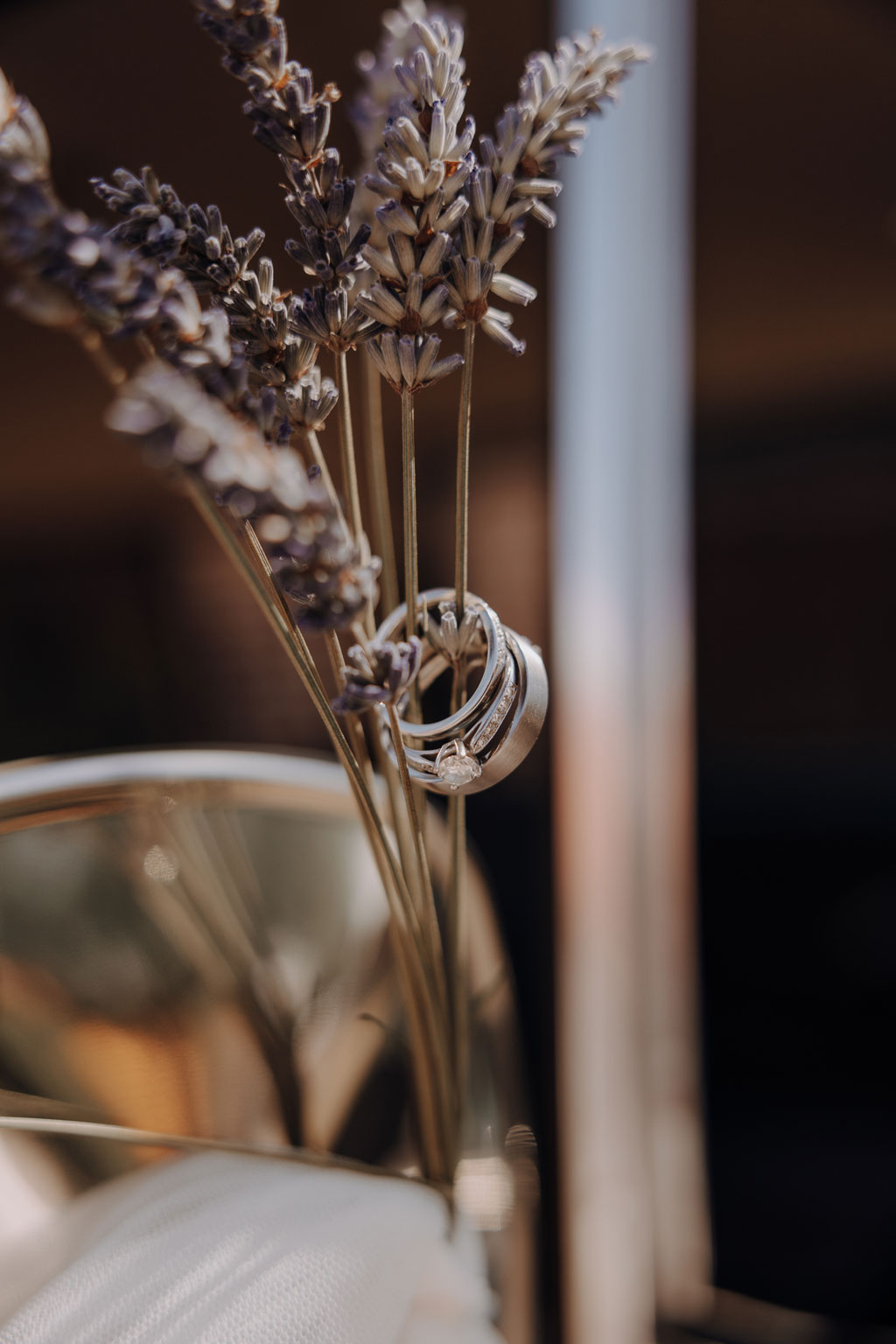 Hochzeit in der alten neuendorfer Kirche in Potsdam mit Paarfotos im outlet b5 center bei five guys und einem Bulli in den Scheunen in kremmen hochzeitsfotograf berlin