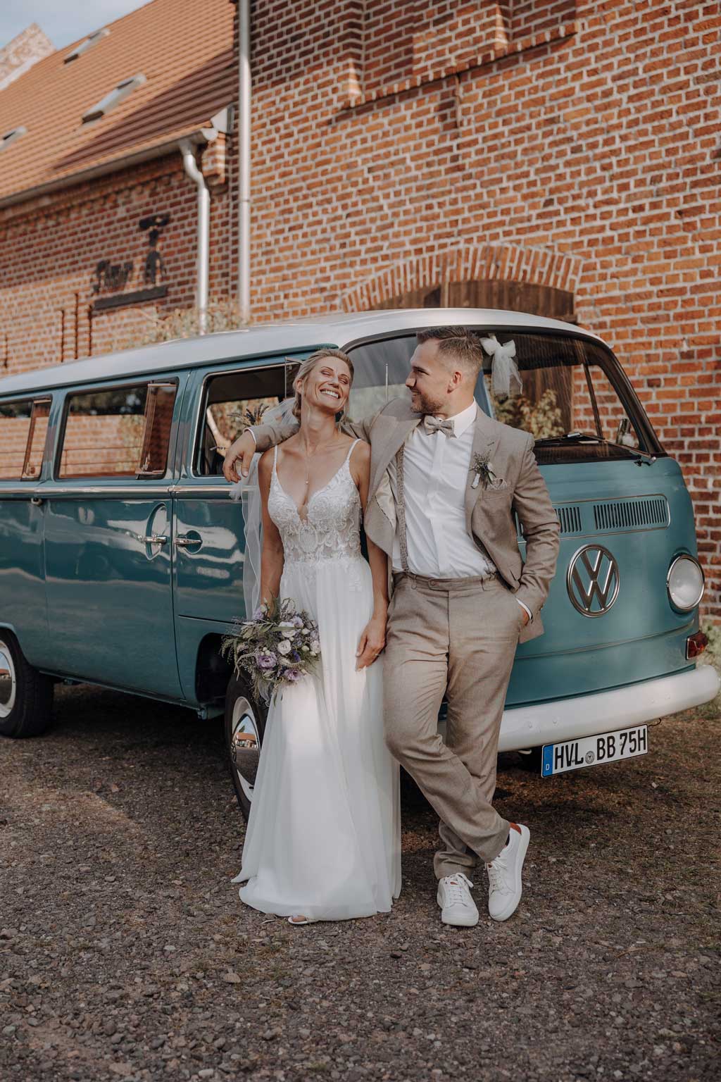 Hochzeit in der alten neuendorfer Kirche in Potsdam mit Paarfotos im outlet b5 center bei five guys und einem Bulli in den Scheunen in kremmen hochzeitsfotograf berlin