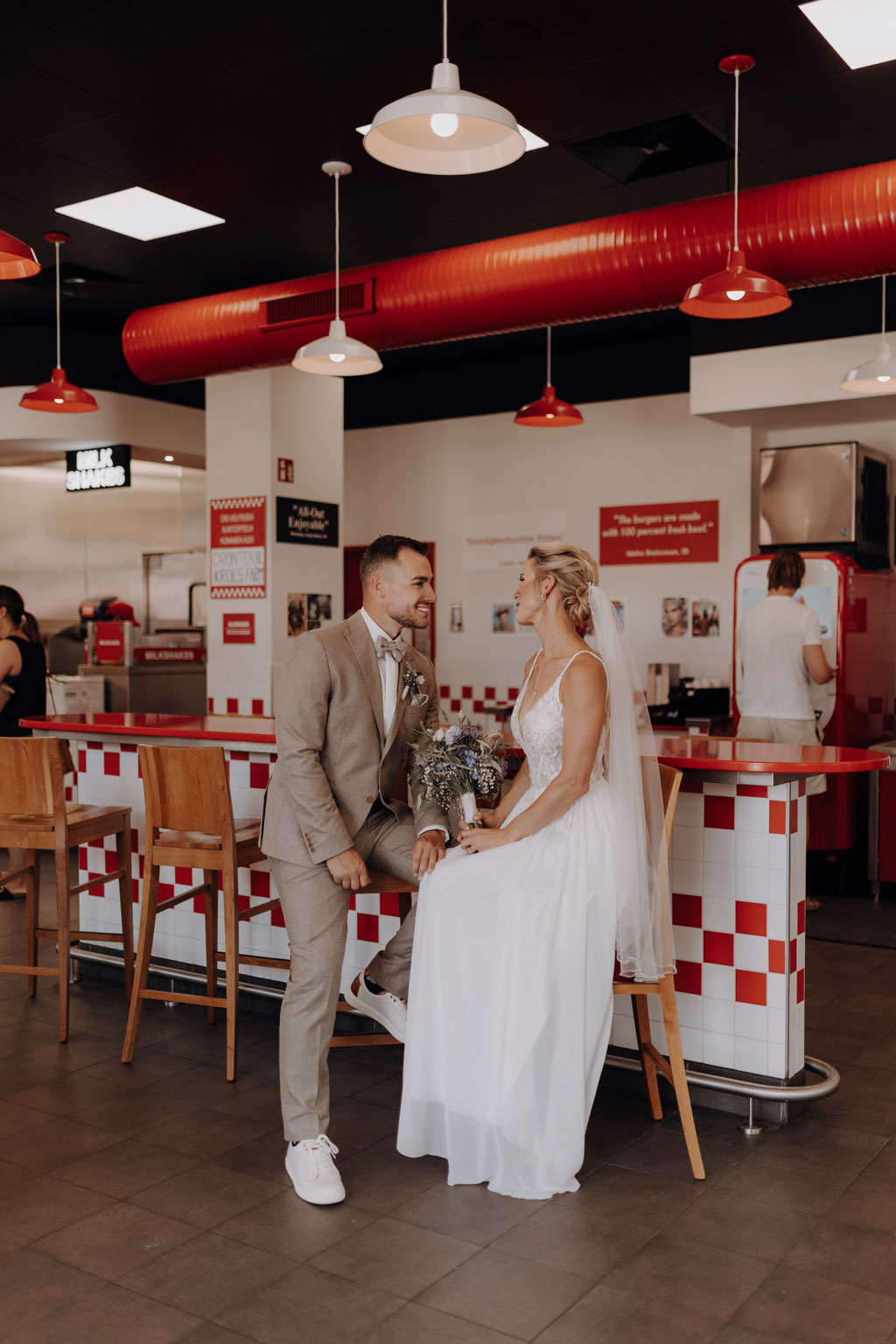 Hochzeit in der alten neuendorfer Kirche in Potsdam mit Paarfotos im outlet b5 center bei five guys und einem Bulli in den Scheunen in kremmen hochzeitsfotograf berlin