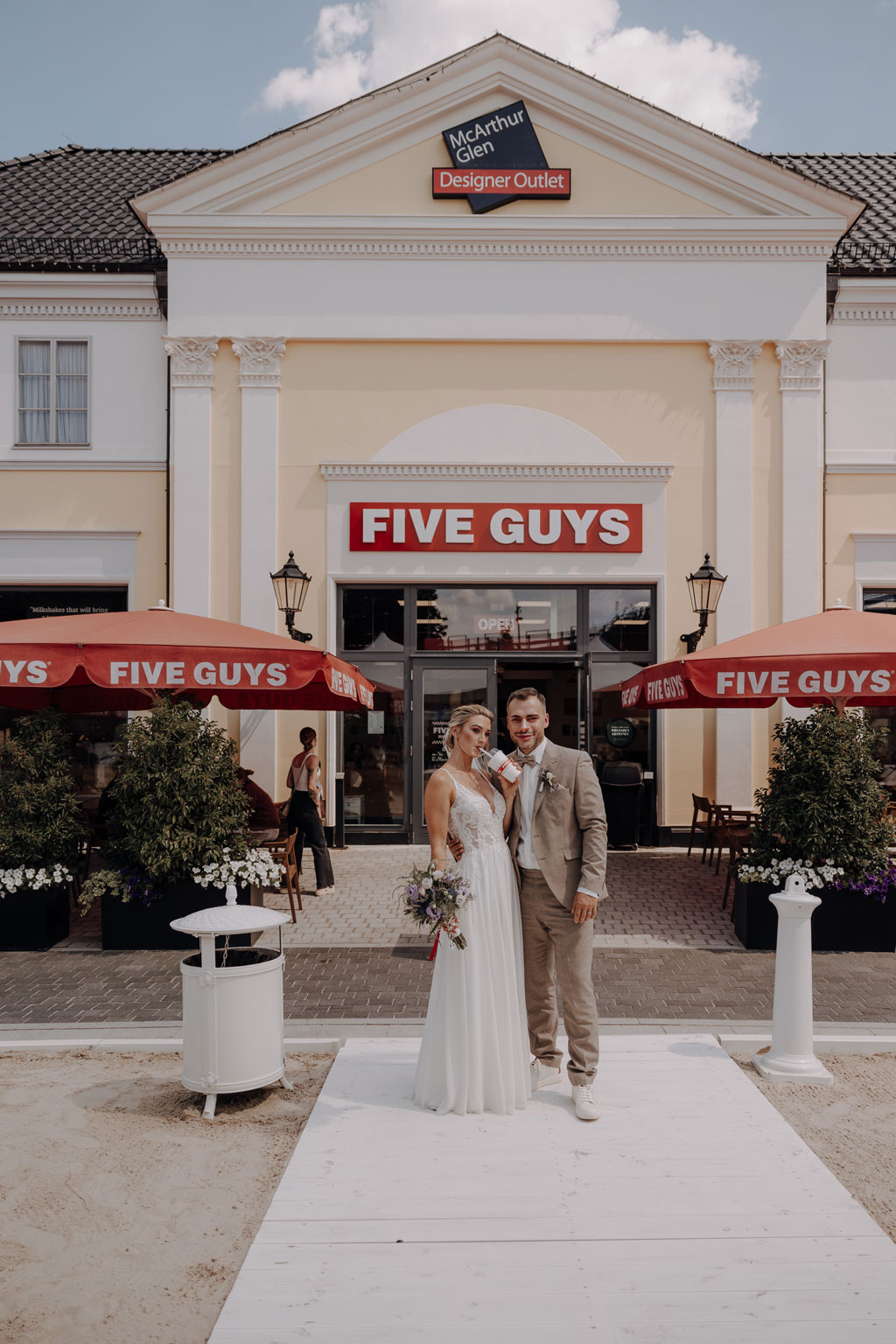 Hochzeit in der alten neuendorfer Kirche in Potsdam mit Paarfotos im outlet b5 center bei five guys und einem Bulli in den Scheunen in kremmen hochzeitsfotograf berlin