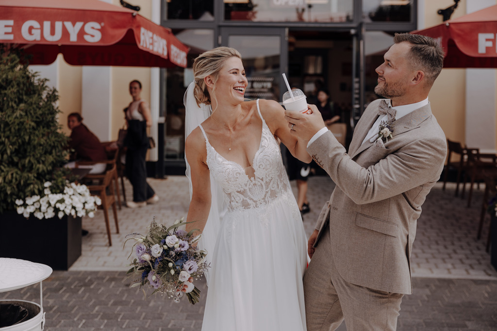 Hochzeit in der alten neuendorfer Kirche in Potsdam mit Paarfotos im outlet b5 center bei five guys und einem Bulli in den Scheunen in kremmen hochzeitsfotograf berlin