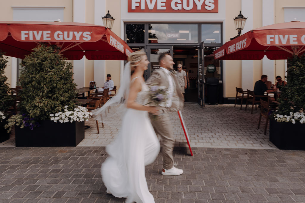 Hochzeit in der alten neuendorfer Kirche in Potsdam mit Paarfotos im outlet b5 center bei five guys und einem Bulli in den Scheunen in kremmen hochzeitsfotograf berlin