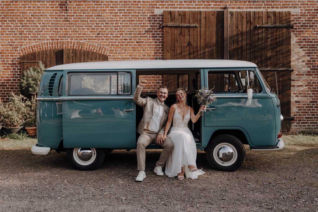 Hochzeit in der alten neuendorfer Kirche in Potsdam mit Paarfotos im outlet b5 center bei five guys und einem Bulli in den Scheunen in kremmen hochzeitsfotograf berlin