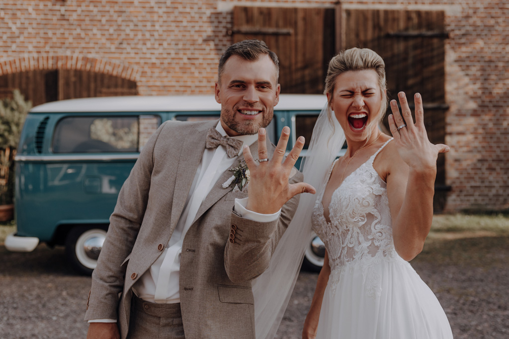 Hochzeit in der alten neuendorfer Kirche in Potsdam mit Paarfotos im outlet b5 center bei five guys und einem Bulli in den Scheunen in kremmen hochzeitsfotograf berlin